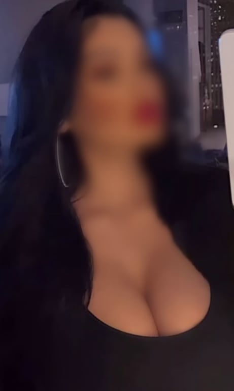 Sabrina massagista especialista em Nuru e relaxante Massagem