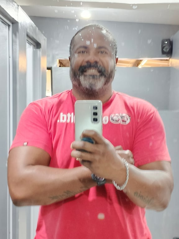 Felipe, seu massoterapeuta especialista em massagem relaxante e nuru. Massagista em