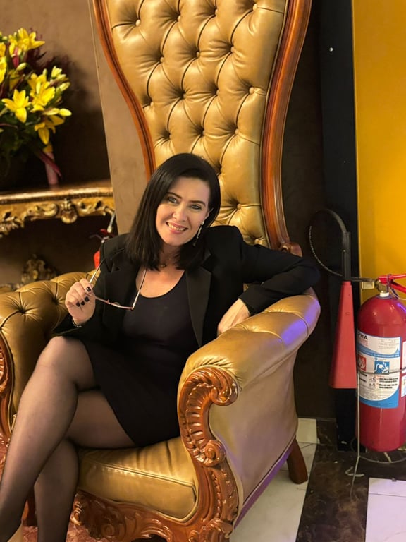 Sexóloga e Milfe Sol - especialista em massagem
