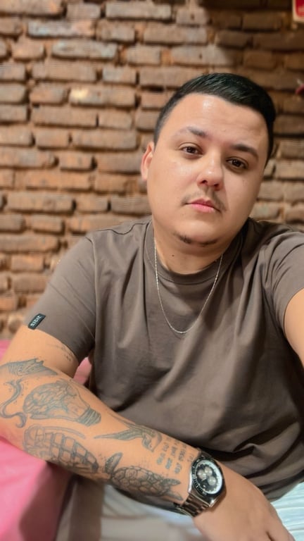 Terapeuta Lucas Guimarães - Sessão de Bem-Estar Masculino Massagem nuru