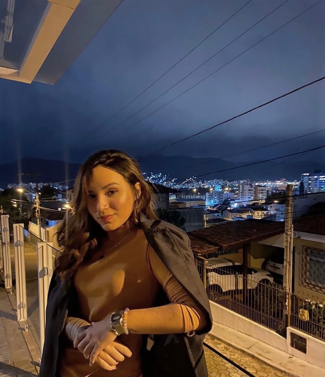 Jhennifer Especialista em terapia Holística Massagem sensual