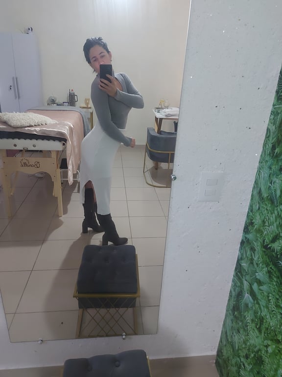 Permita-se viver este mento de pausa e relaxamento com a massoterapia. Massagista em