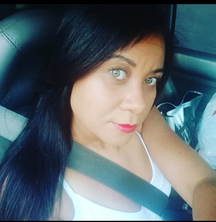 Morena dos olhos verdes, alta e magra ! 