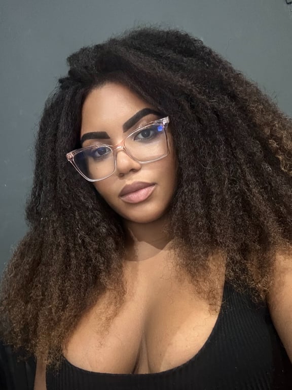 Júlia baiana com toques suaves e sensíveis.