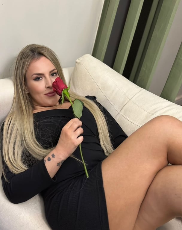 Bianca Ferrari. Permita-se a sensacões a um toque!