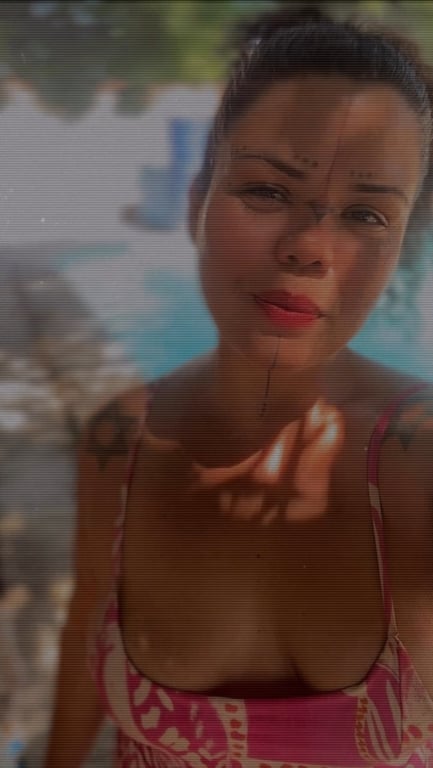 Sessão sensual ao ar livre. Massagem em