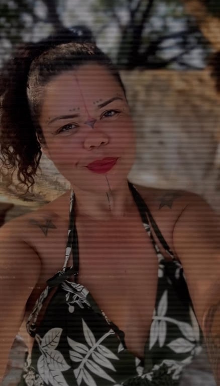Sessão sensual ao ar livre. Massagem em