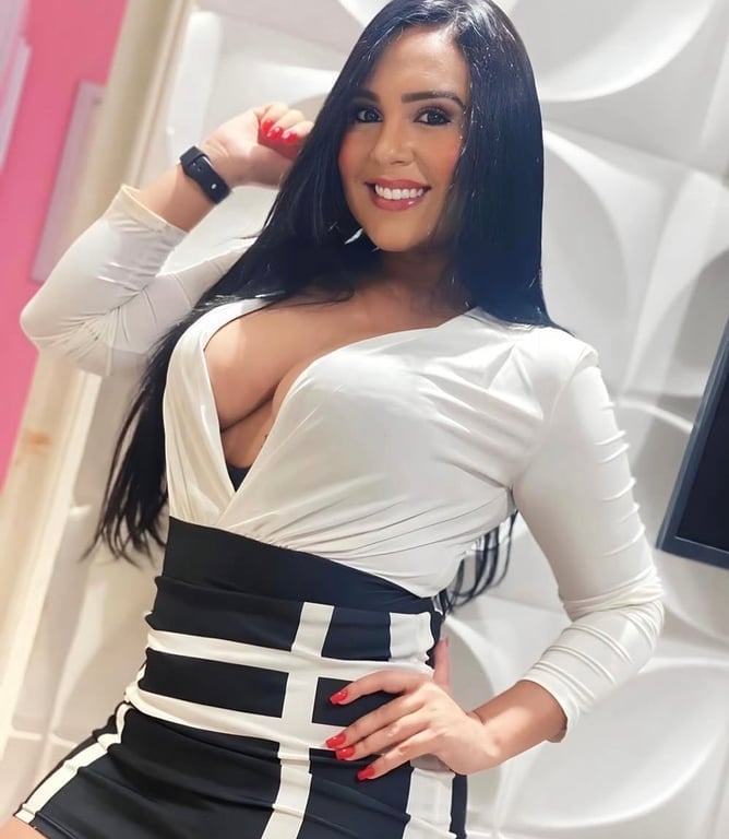 Ayla Ferraz - A sua felicidade pode estar mais perto do que imagina. Massagem sensual em