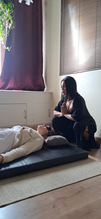 Facilitadora Amanda Oliveira Massagem tântrica