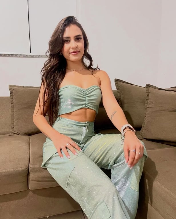 Yasmim Cortez - Massagista e terapeuta corporal.