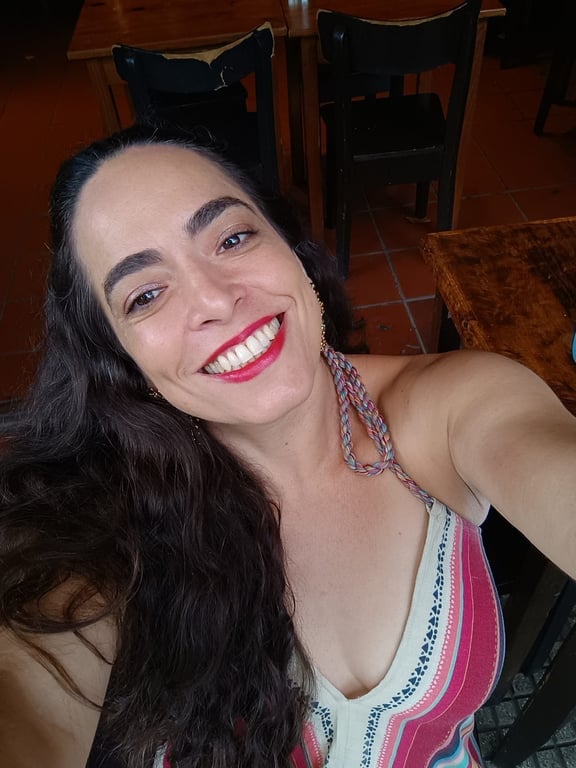 Anne: Massoterapeuta Acupunturista / Massage therapist Massagista