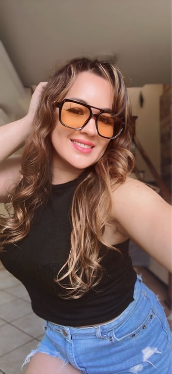 Naomy terapeuta e especialista certificada. Massagem