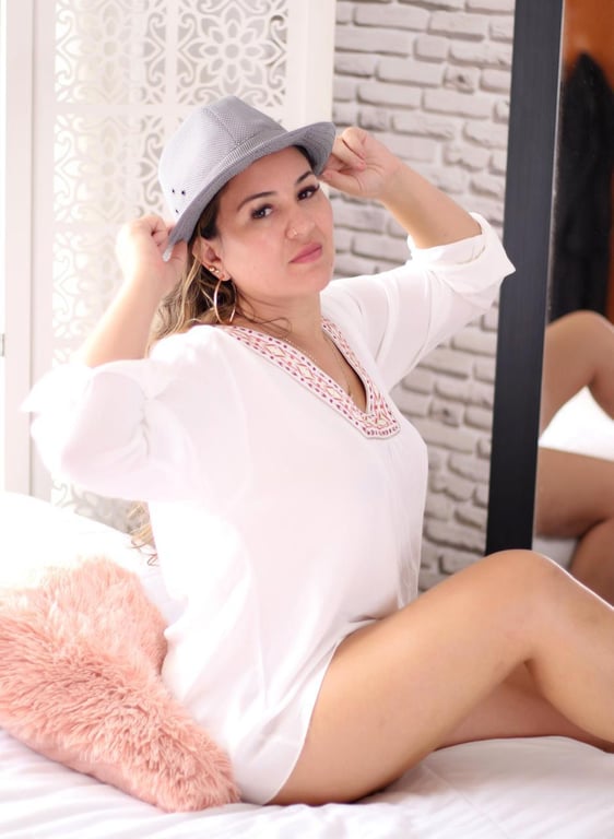 Naomy terapeuta e especialista certificada. Massagem