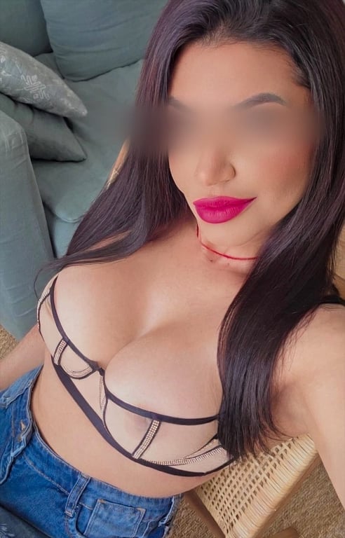 Alana, morena elegante, educada e discreta 