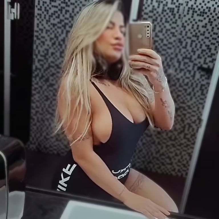 Mya Prado - mix de massagens Nuru e tântrica . Massagem