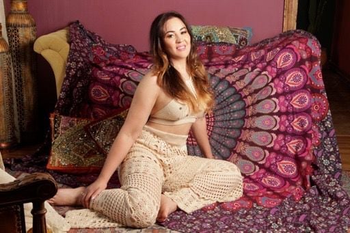 Naomy terapeuta e especialista certificada. Massagem