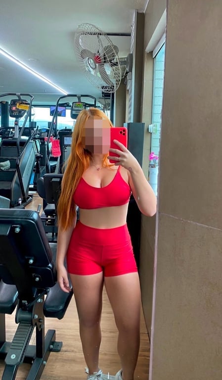 Massoterapeuta ruiva mãos macias