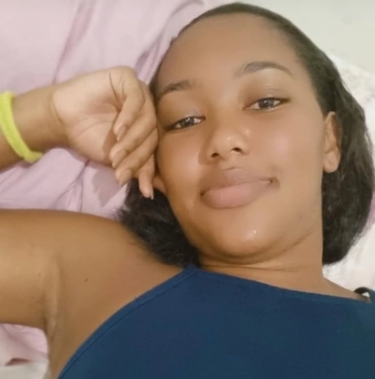 Bruna - Seja tocado pelas minhas mãos de veludo.