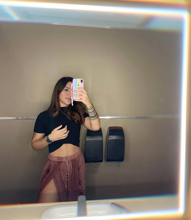 Jhennifer Especialista em terapia Holística Massagem sensual