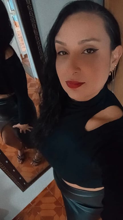 Entre o toque e o desejo, o tempo para.