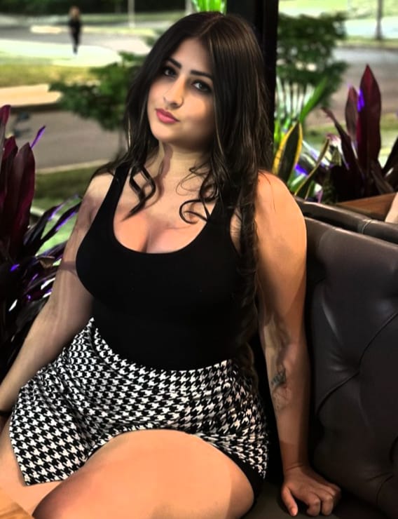 Pequena e Delicada. Baixinha com muitas aptidões Massagem nuru