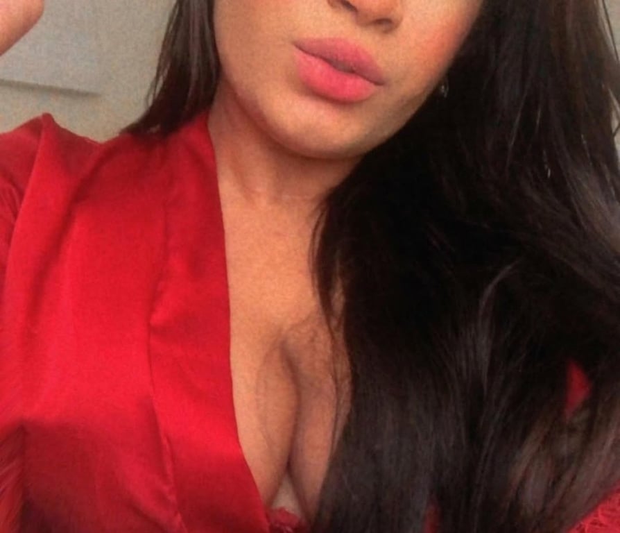 Larrisa Queiroz massagem nuru e relaxante 