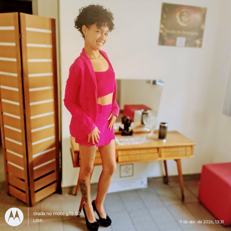 Sua moreninha massagista tatuada