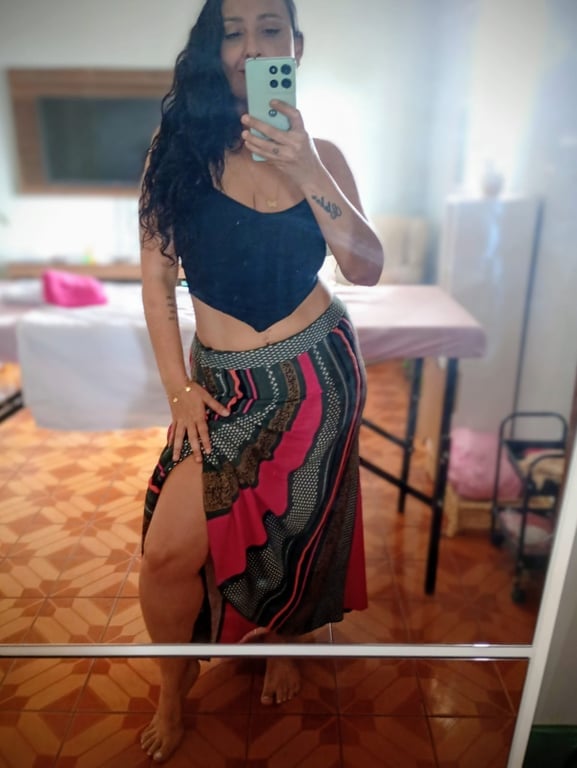 Jasmin, mãos de fada ,entre o toque e o desejo o tempo para. Massagem em