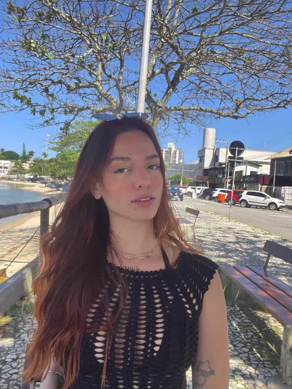 Emilly Salomão facilitadora tântrica Massagem nuru