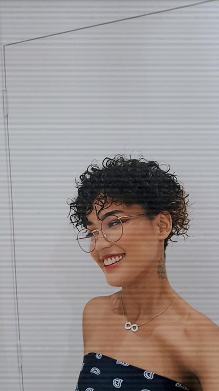 Sua moreninha massagista tatuada