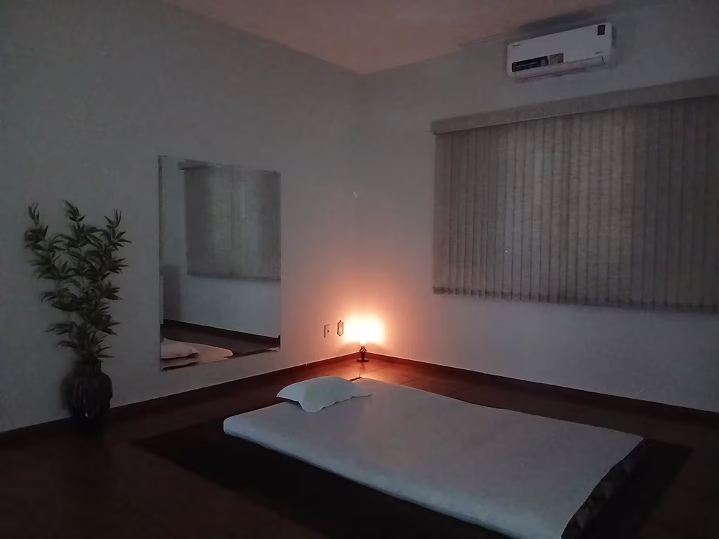 Tahul Spa Massagem | Ambiente discreto, confortável e aconchegante Massagista em