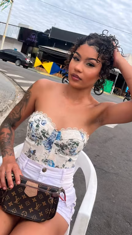 Clara Ferreira — Morena, Misteriosa e Cheia de Atitude
