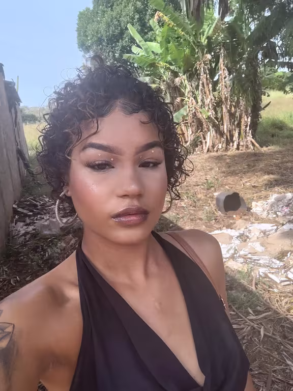 Clara Ferreira — Morena, Misteriosa e Cheia de Atitude Massagem em