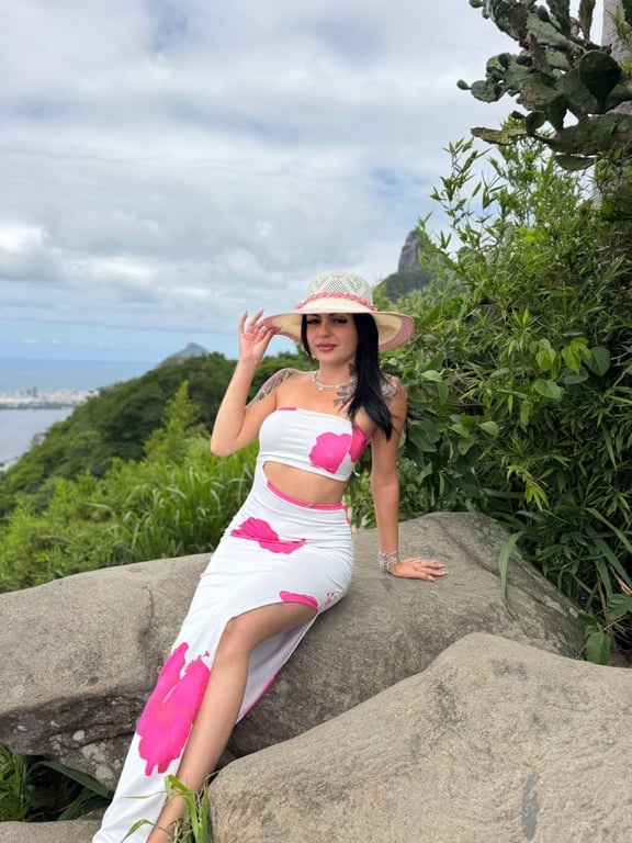 Bianca – Toque delicado e sensual em cada movimento! Massagem em