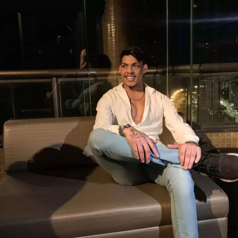 Divino Massoterapeuta e depilador Masculino. Massagem nuru em