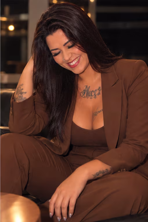 JULIANA BOM | MORENA | 32 ANOS | MASSOTERAPEUTA