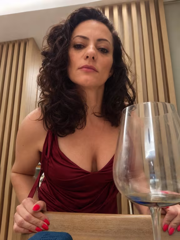 Milena Rocha Nuru + Lingam conduzidos com doçura. Experiência Única Massagem