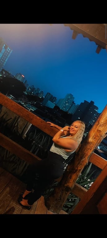 Loira massoterapeuta Graduado na Europa experiências na área Massagista em
