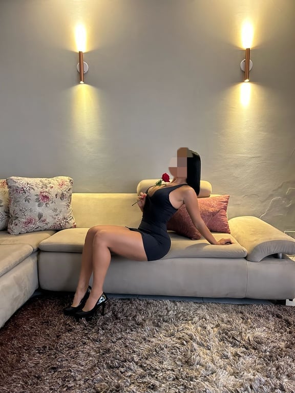 Tainá Melo bela morena, gostosa e absurdamente sexy Massagem nuru em