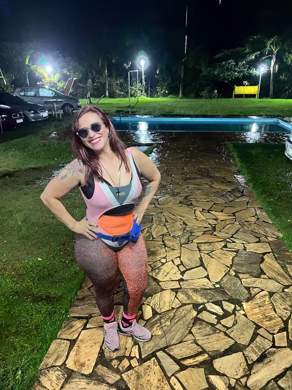 Kate Massoterapeuta que desliza nas suas tensões Massagem nuru em