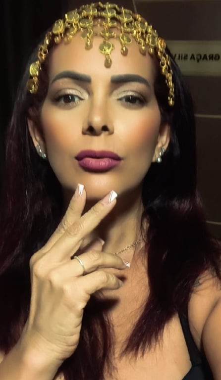 Massoterapeuta e Especialista em Depilação Masculina.