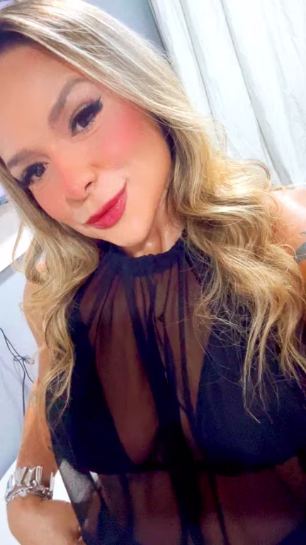 Lara com cremes relaxantes e movimentos delicados Massagem