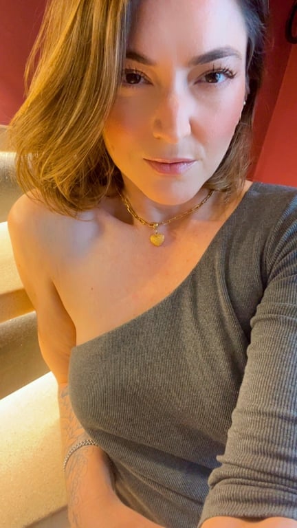 Tatah Moon ESPECIALISTA em te fazer sentir o que nunca sentiu Massagem nuru