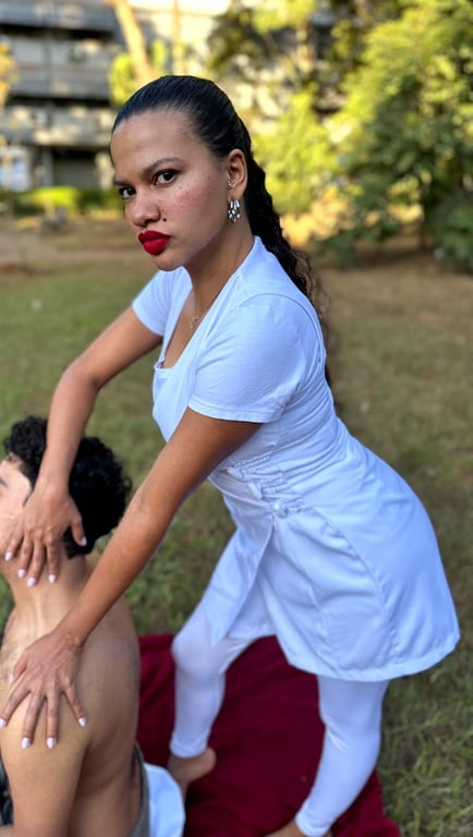 Olá, sou a Lyvia! Vai ser um prazer cuidar de você Massagem sensual