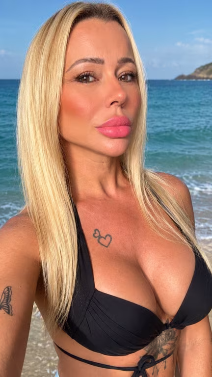 MARY MASSAGEM NURU. Deslisando todo o meu corpo sobre o seu .
