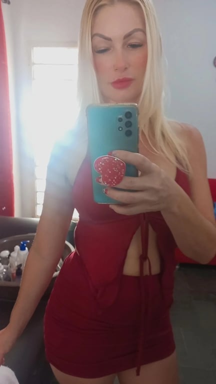 ALINE. Não é apenas um momento, mas sim a solução para seu dia corrid Massagem sensual em