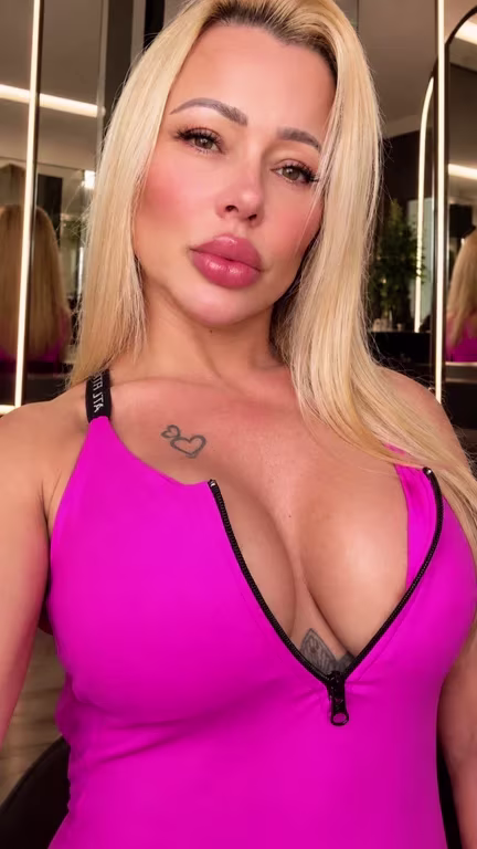 MARY MASSAGEM NURU. Deslisando todo o meu corpo sobre o seu .