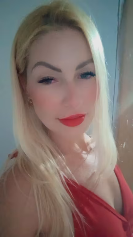 ALINE. Não é apenas um momento, mas sim a solução para seu dia corrid Massagem sensual em