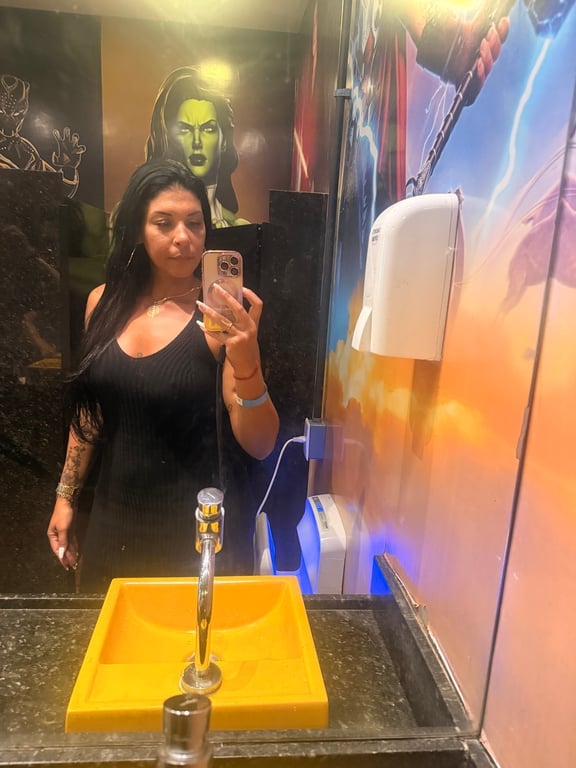 Karol, sua futura terapeuta, nesta segunda e terça-feira em Copacabana