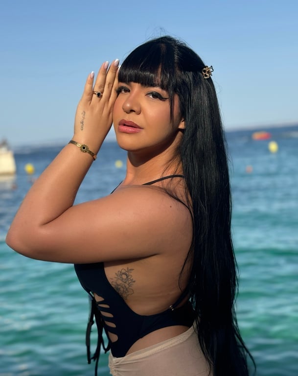 Laura - Seu prazer em minhas mãos! 